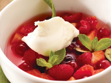 Soupe de rhubarbe aux fruits rouges et glace vanille