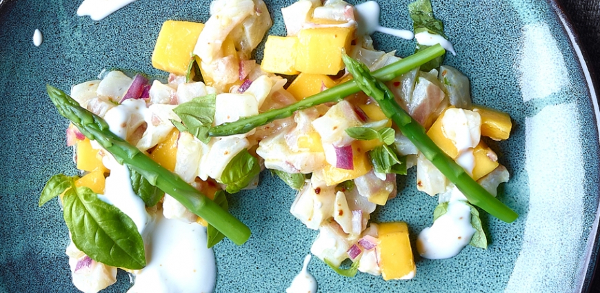 Ceviche de bar à la mangue et aux herbes fraîches