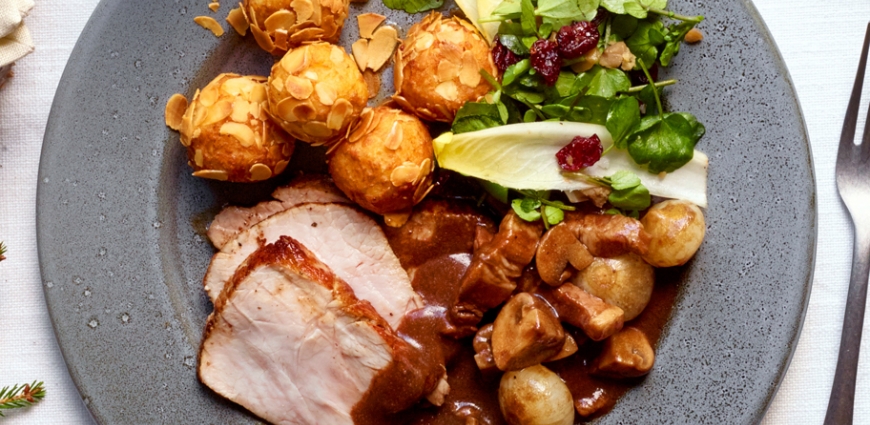 Rôti de veau, sauce chasseur, croquettes et salade de chicons