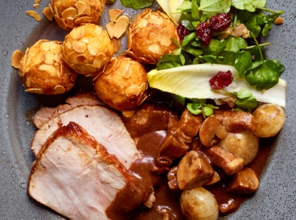 Rôti de veau, sauce chasseur, croquettes et salade de chicons