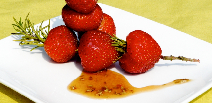 Brochettes de fraises et caramel anisé