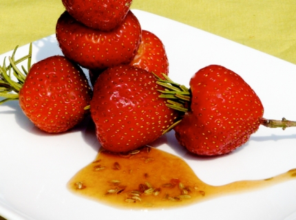 Brochettes de fraises et caramel anisé