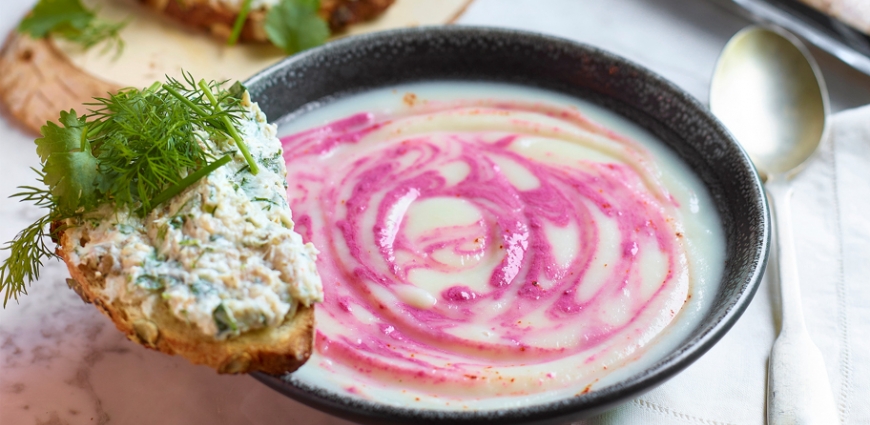 Soupe de céleri-rave et betterave rouge, tartine à la truite fumée