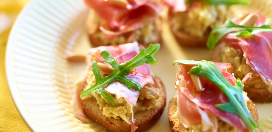 Toasts au jambon de Bayonne et à la tapenade d’artichaut