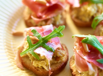 Toasts au jambon de Bayonne et à la tapenade d’artichaut