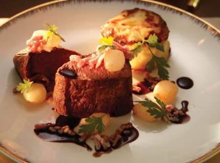 Steak de renne au jus de vin rouge, lardons et oignons grelots