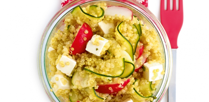 Salade croquante de quinoa au fromage, radis et courgettes