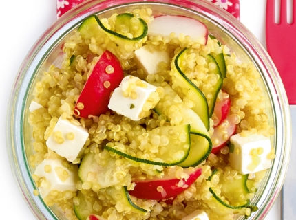 Salade croquante de quinoa au fromage, radis et courgettes