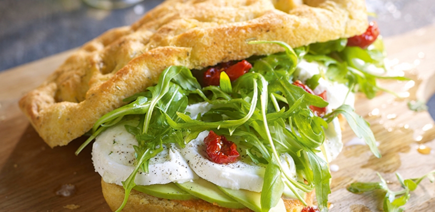 Ciabatta, coulis de tomate cru à l'italienne, mozzarella di buffala, avocat, roquette