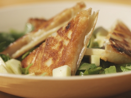 Fromage de chèvre croustillant aux pommes, poires et vinaigrette moutarde/miel