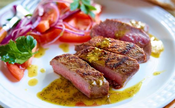 Filet d’agneau aux épices marocaines, sauce coriandre et harissa