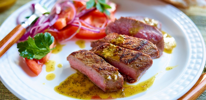 Filet d’agneau aux épices marocaines, sauce coriandre et harissa