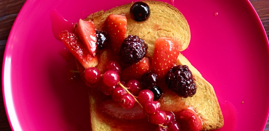 Tartine de fruits rouges poêlés au miel