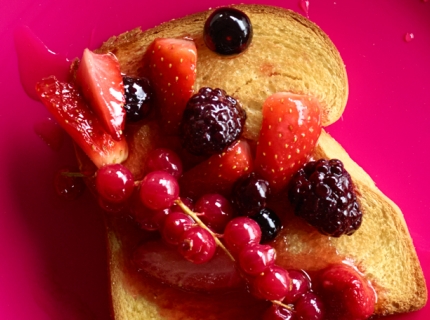 Tartine de fruits rouges poêlés au miel