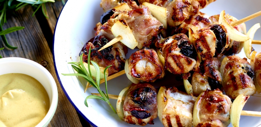 Brochettes de lapin aux pruneaux et au lard