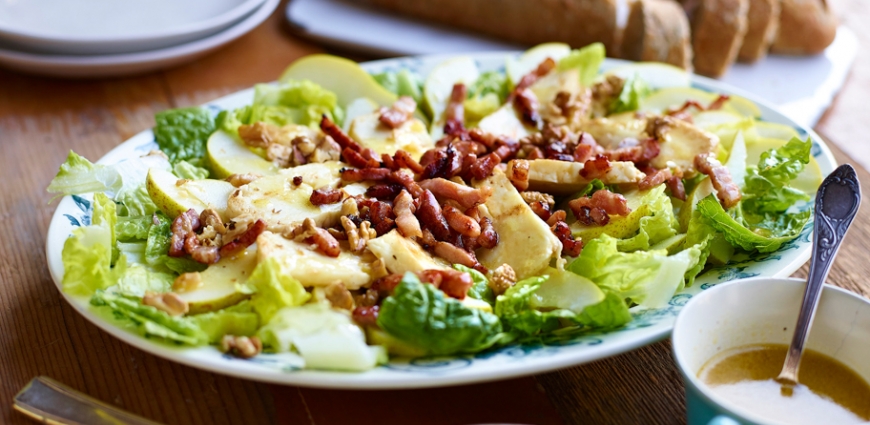 Salade aux poires, lardons, halloumi et noix