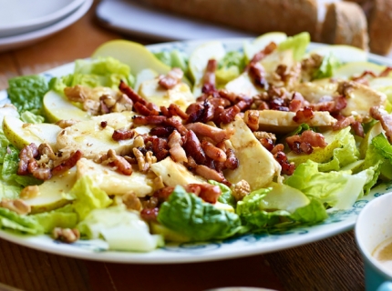 Salade aux poires, lardons, halloumi et noix