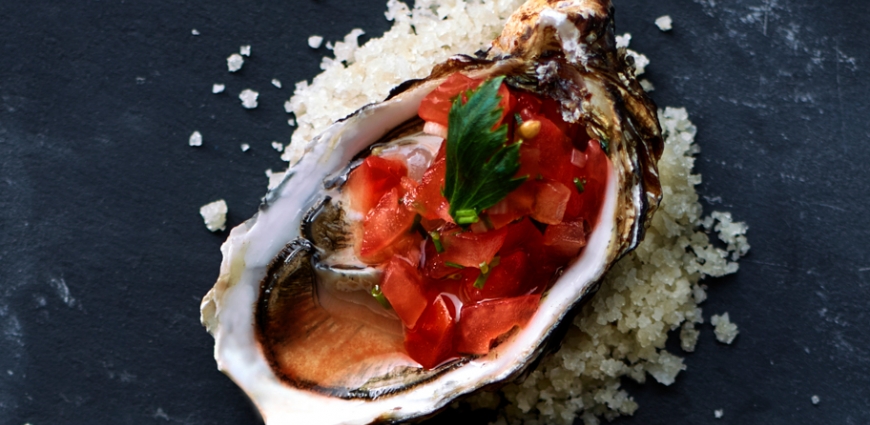 Huîtres à la sauce tomate piquante