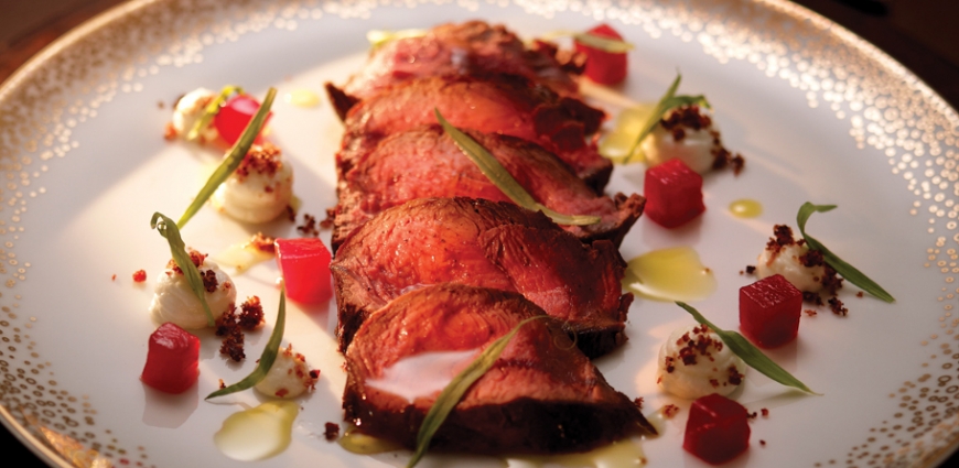 Tagliata de renne et poires au vin, crumble au lard et fromage de chèvre