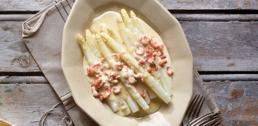 Asperges blanches à la sauce mousseline et crevettes grises