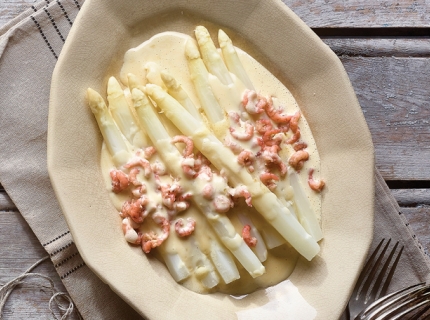 Asperges blanches à la sauce mousseline et crevettes grises