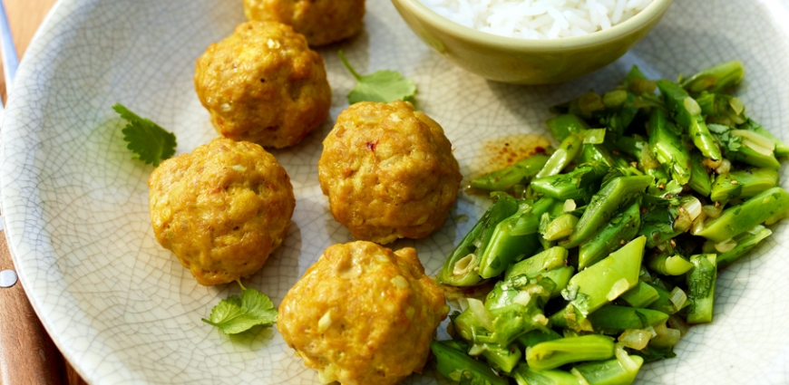 Boulettes hachées au gingembre et haricots coupés