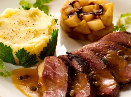 Magrets de canard aux poires, vinaigre balsamique et poivre vert