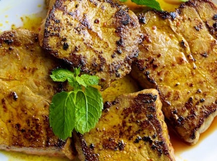 Steaks à l’indienne, raïta à l’ananas