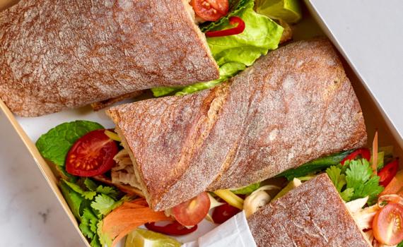 Bánh mì au poulet et à la mangue