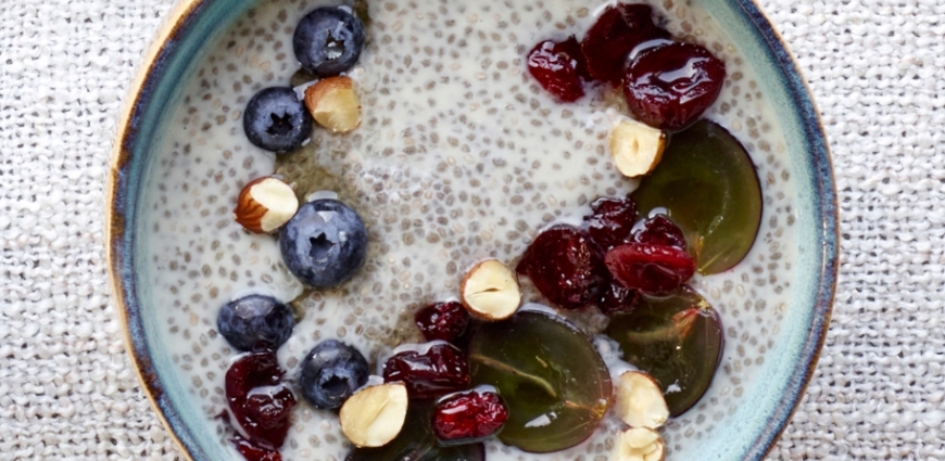 Pudding aux graines de chia et au sirop d’airelles