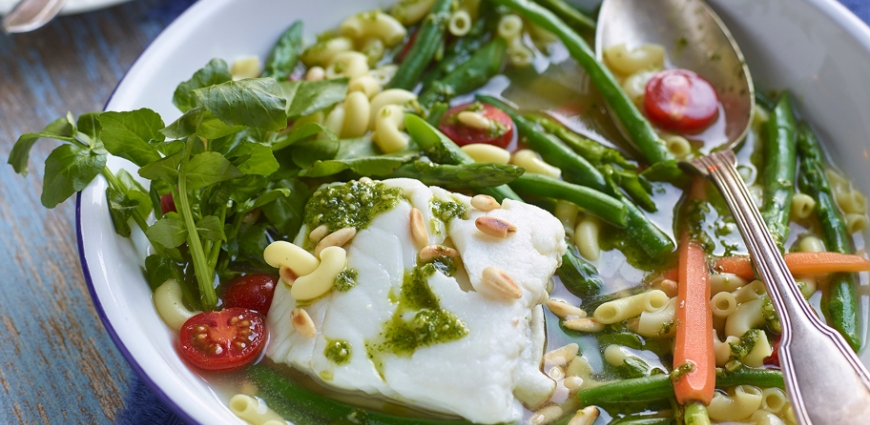 Minestrone printanier à l’églefin et au pesto