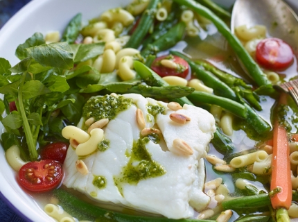 Minestrone printanier à l’églefin et au pesto