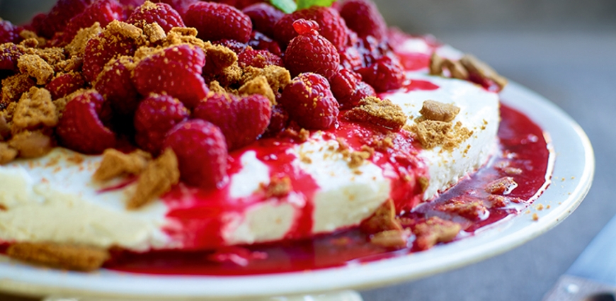 Cheesecake à la vanille, aux spéculoos et aux framboises écrasées