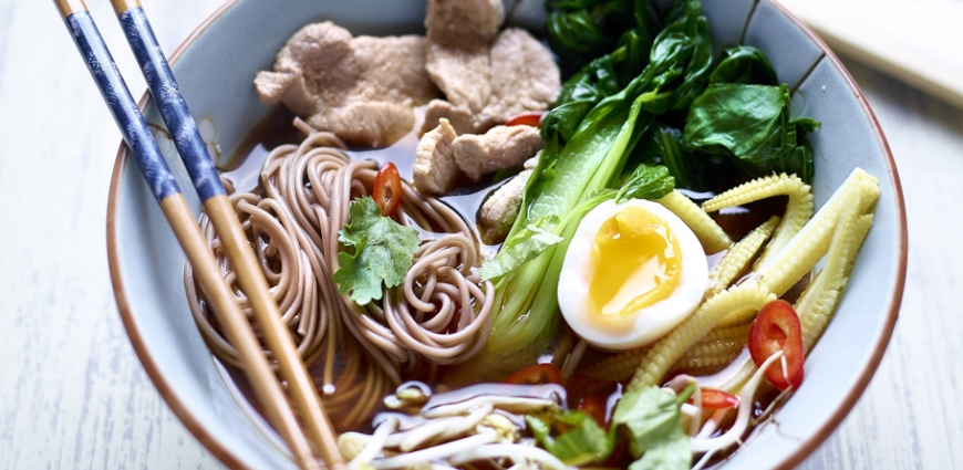 Ramen aux œufs mollets, à l’émincé de porc et au paksoi