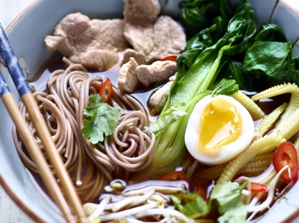 Ramen aux œufs mollets, à l’émincé de porc et au paksoi