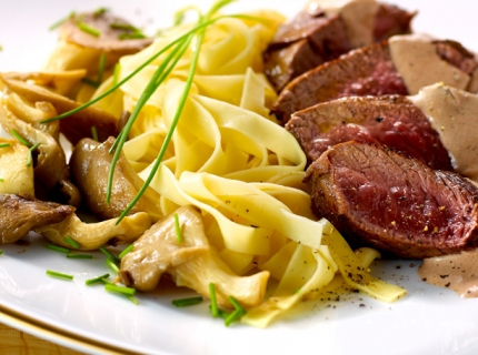 Steaks de marcassin au porto et aux pleurotes