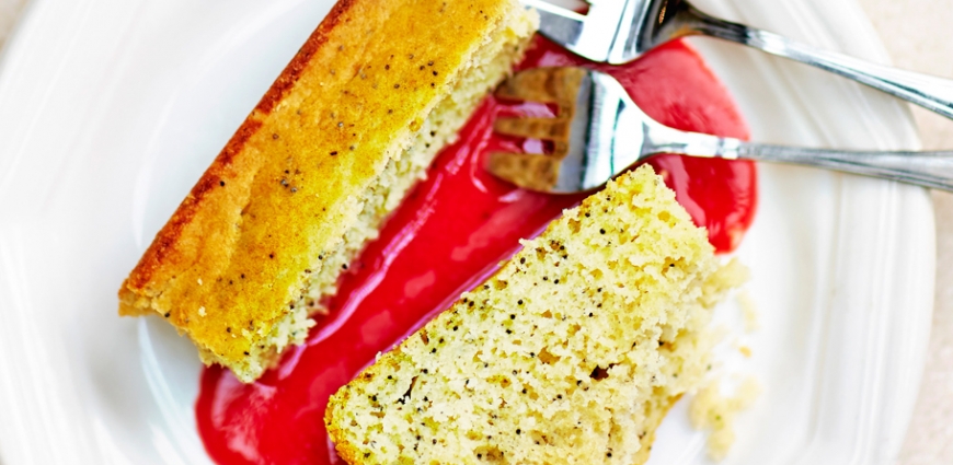 Gâteau léger au tofu soyeux, coulis de prunes et huile de noisettes