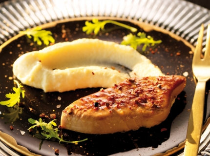 Escalope de foie gras poêlée, mousse de panais, épice cacao et chili