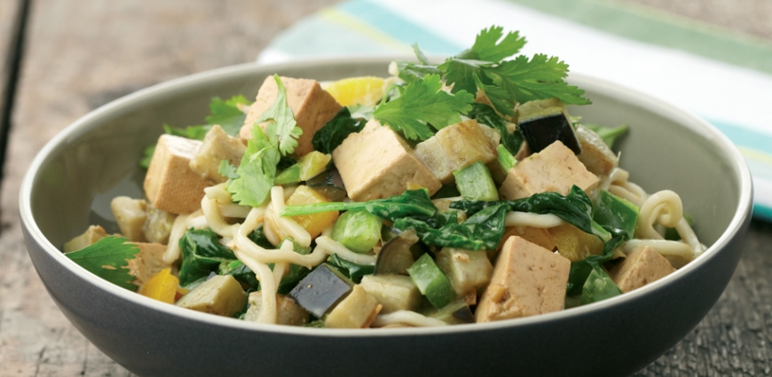 Wok de nouilles chinoises au tofu et au lait de coco