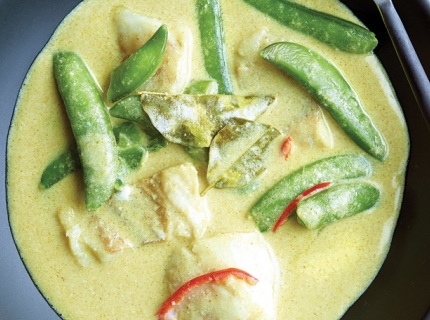 Curry thaï au poisson et pois gourmands