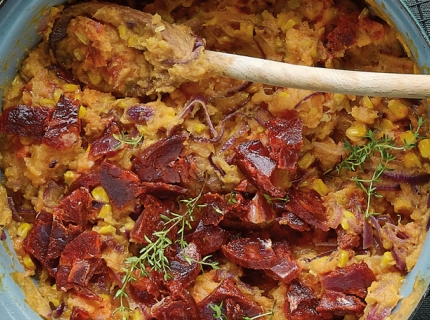 Stoemp de patates douces au maïs, oignons rouges et chorizo