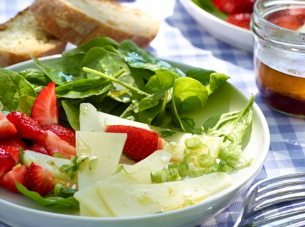 Salade de pousses d’épinards aux fraises et au manchego