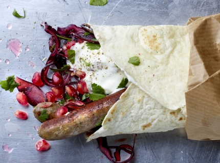 Durum aux saucisses d’agneau et à la salade de chou rouge