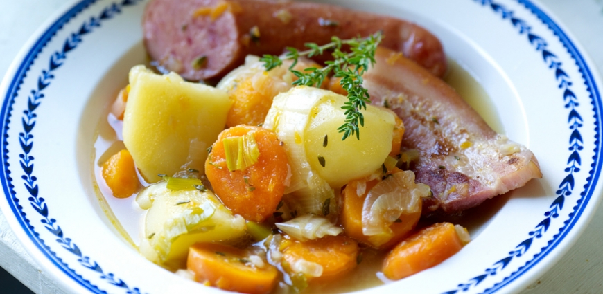 Potée aux carottes, lard et saucisse fumée