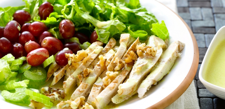 Salade de poulet aux raisins frais, vinaigrette au curry