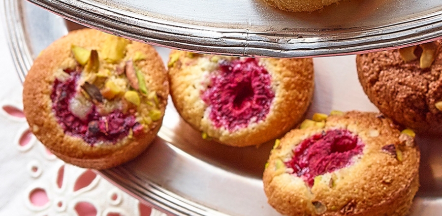 Financiers aux pistaches et aux framboises