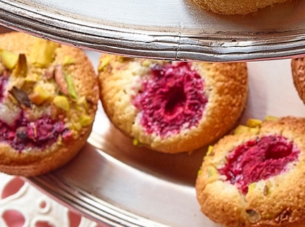 Financiers aux pistaches et aux framboises