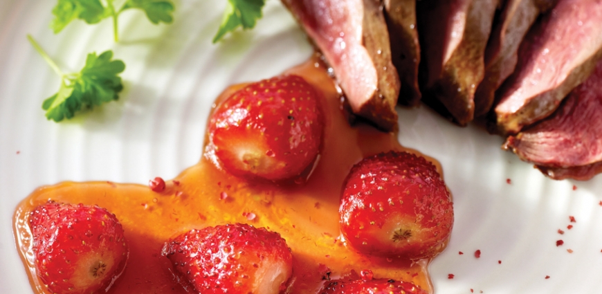 Filets de canard aux fraises caramélisées et poivre rose