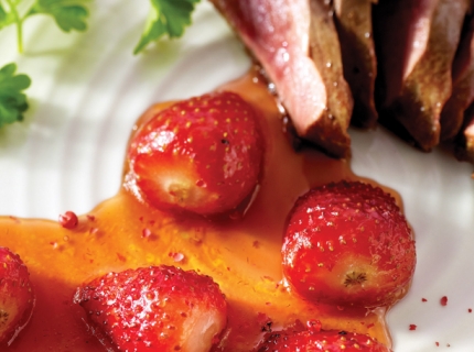 Filets de canard aux fraises caramélisées et poivre rose