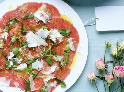 Carpaccio de bœuf classique au parmesan et à la roquette